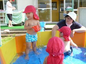 ジョウロで水をかけようとする子ども